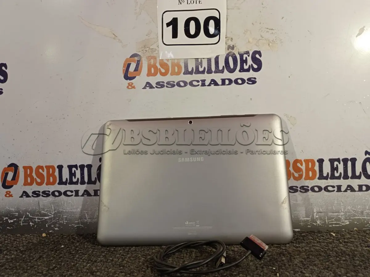 LOTE 100 - 01 TABLET SAMSUNG COM CABO. (NO ESTADO) ATENÇÃO! FAZER A VISITAÇÃO ANTES DE ARREMATAR, NÃO SABEMOS SE FUNCIONA. LEILÃO NÃO TEM GARANTIA E NEM DEVOLUÇÃO, SUJEITO A POSSÍVEIS AVARIAS VISÍVEIS/OCULTAS E/OU AUSÊNCIA DE COMPONENTES.