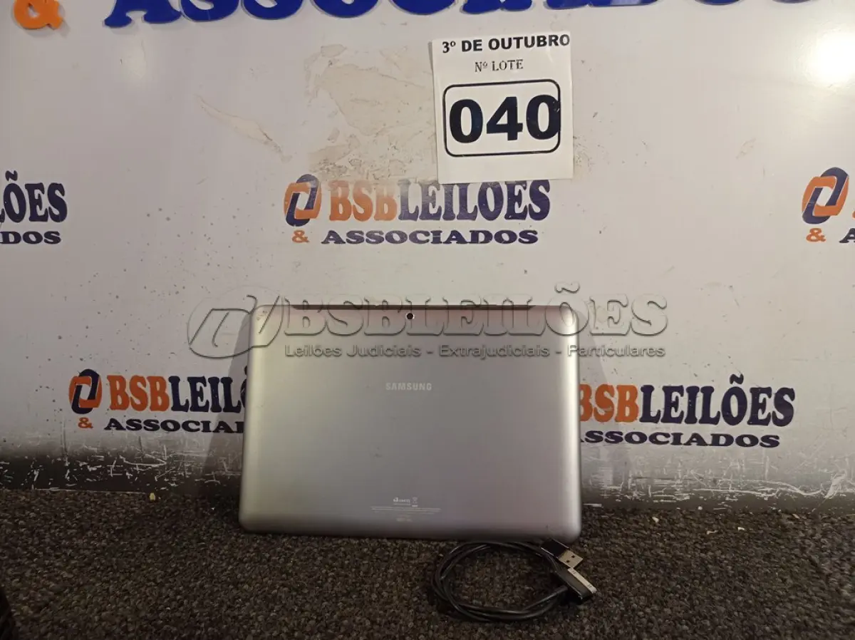 LOTE 040 - 01 TABLET SAMSUNG COM CABO. (NO ESTADO) ATENÇÃO! FAZER A VISITAÇÃO ANTES DE ARREMATAR, NÃO SABEMOS SE FUNCIONA. LEILÃO NÃO TEM GARANTIA E NEM DEVOLUÇÃO, SUJEITO A POSSÍVEIS AVARIAS VISÍVEIS/OCULTAS E/OU AUSÊNCIA DE COMPONENTES.