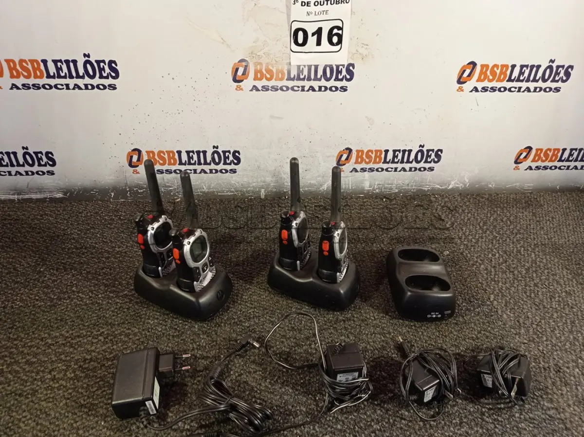 LOTE 016 - 04 RÁDIOS COMUNICADOR. (NO ESTADO) ATENÇÃO! FAZER A VISITAÇÃO ANTES DE ARREMATAR, NÃO SABEMOS SE FUNCIONA. LEILÃO NÃO TEM GARANTIA E NEM DEVOLUÇÃO, SUJEITO A POSSÍVEIS AVARIAS VISÍVEIS/OCULTAS E/OU AUSÊNCIA DE COMPONENTES.