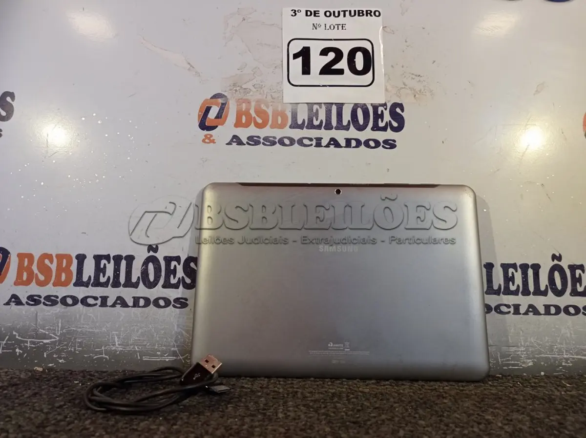 LOTE 120 - 01 TABLET SAMSUNG COM CABO. (NO ESTADO) ATENÇÃO! FAZER A VISITAÇÃO ANTES DE ARREMATAR, NÃO SABEMOS SE FUNCIONA. LEILÃO NÃO TEM GARANTIA E NEM DEVOLUÇÃO, SUJEITO A POSSÍVEIS AVARIAS VISÍVEIS/OCULTAS E/OU AUSÊNCIA DE COMPONENTES.