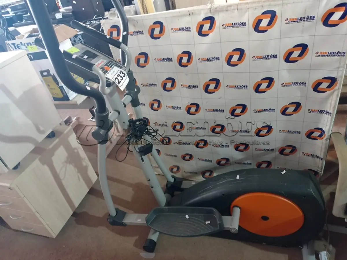 LOTE 233 - 01 APARELHO ELÍPTICO MARCA ATLETIC. (NO ESTADO) ATENÇÃO! FAZER A VISITAÇÃO ANTES DE ARREMATAR, NÃO SABEMOS SE FUNCIONA. LEILÃO NÃO TEM GARANTIA E NEM DEVOLUÇÃO, SUJEITO A POSSÍVEIS AVARIAS VISÍVEIS/OCULTAS E/OU AUSÊNCIA DE COMPONENTES.