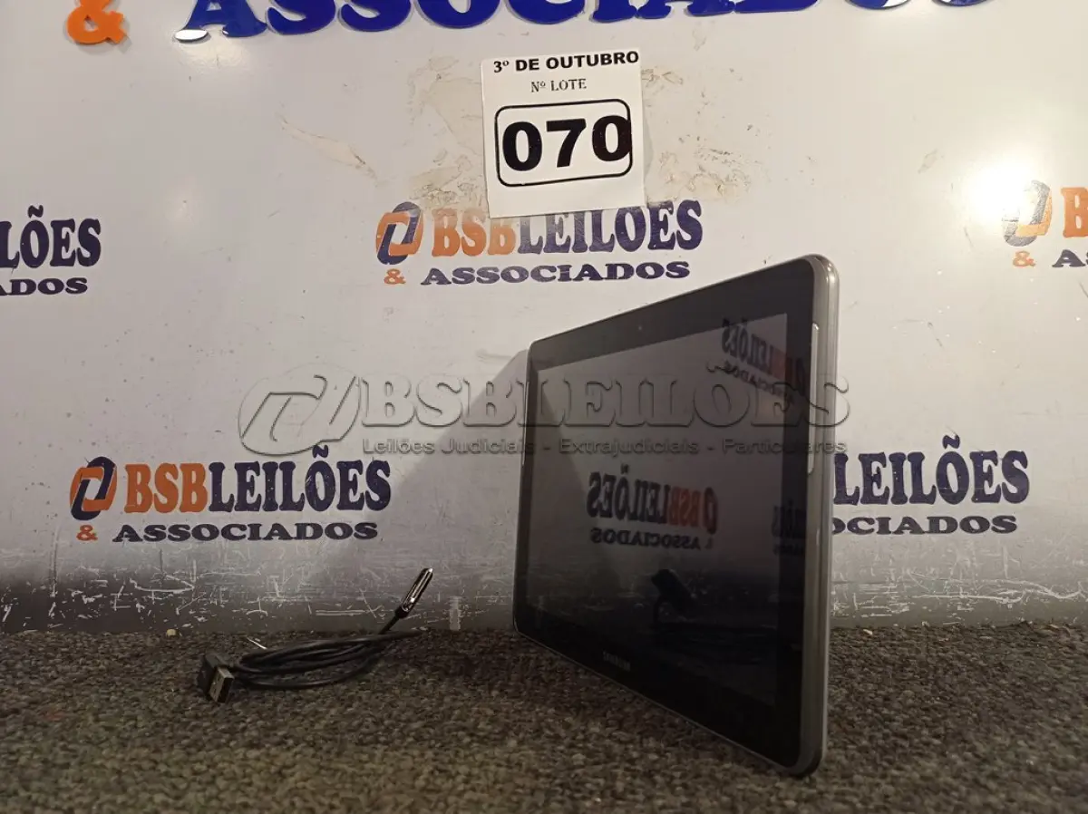 LOTE 070 - 01 TABLET SAMSUNG COM CABO. (NO ESTADO) ATENÇÃO! FAZER A VISITAÇÃO ANTES DE ARREMATAR, NÃO SABEMOS SE FUNCIONA. LEILÃO NÃO TEM GARANTIA E NEM DEVOLUÇÃO, SUJEITO A POSSÍVEIS AVARIAS VISÍVEIS/OCULTAS E/OU AUSÊNCIA DE COMPONENTES.