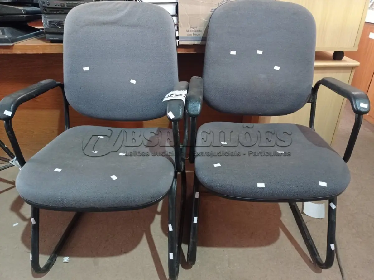 LOTE 222 - 02 CADEIRAS DE ESCRITÓRIO COM BASE FIXAS. (NO ESTADO) ATENÇÃO! FAZER A VISITAÇÃO ANTES DE ARREMATAR, NÃO SABEMOS SE FUNCIONA. LEILÃO NÃO TEM GARANTIA E NEM DEVOLUÇÃO, SUJEITO A POSSÍVEIS AVARIAS VISÍVEIS/OCULTAS E/OU AUSÊNCIA DE COMPONENTES.