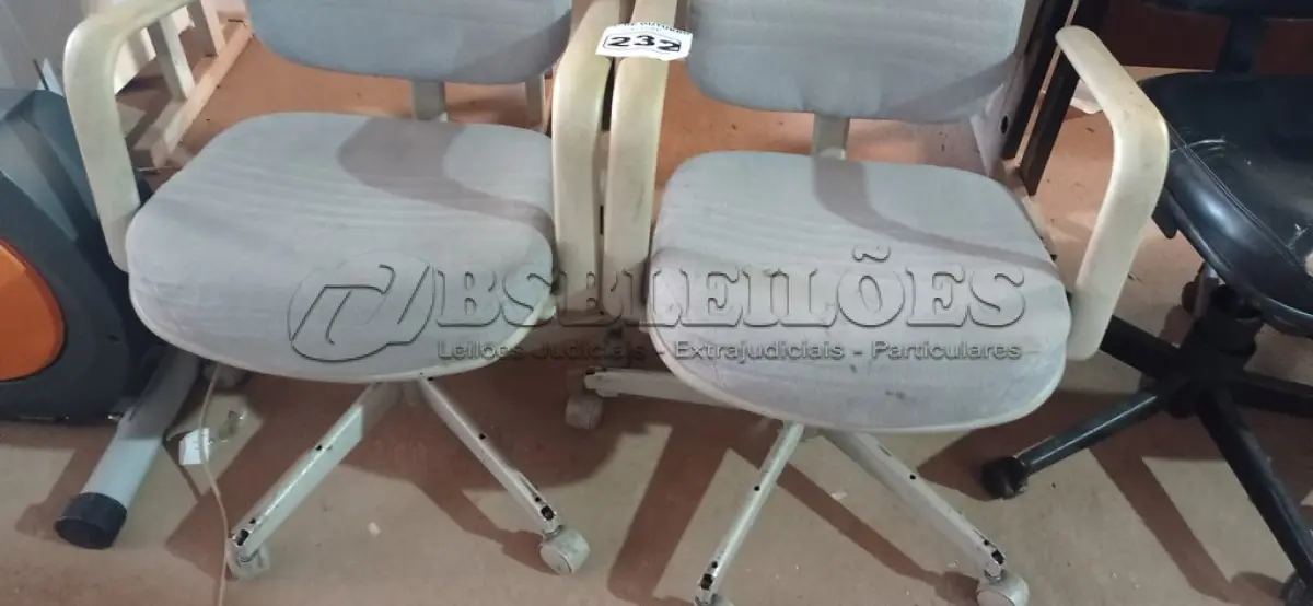 LOTE 232 - 02 CADEIRAS DE ESCRITÓRIO COM BASE GIRATÓRIA. (NO ESTADO) ATENÇÃO! FAZER A VISITAÇÃO ANTES DE ARREMATAR, NÃO SABEMOS SE FUNCIONA. LEILÃO NÃO TEM GARANTIA E NEM DEVOLUÇÃO, SUJEITO A POSSÍVEIS AVARIAS VISÍVEIS/OCULTAS E/OU AUSÊNCIA DE COMPONENTES.