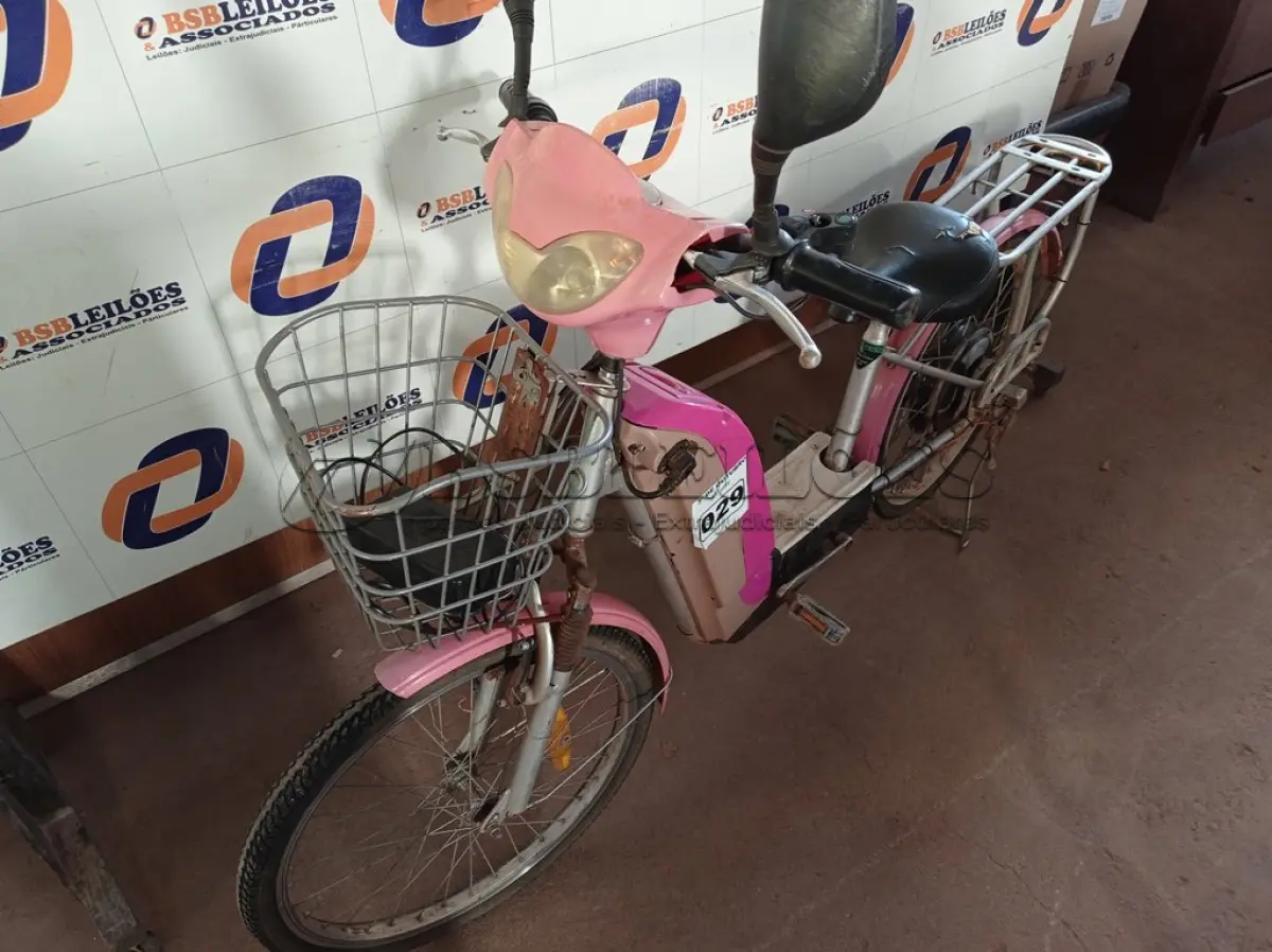 LOTE 029 - 01 BICICLETA ELÉTRICA 48V. (NO ESTADO) ATENÇÃO! FAZER A VISITAÇÃO ANTES DE ARREMATAR, NÃO SABEMOS SE FUNCIONA. LEILÃO NÃO TEM GARANTIA E NEM DEVOLUÇÃO, SUJEITO A POSSÍVEIS AVARIAS VISÍVEIS/OCULTAS E/OU AUSÊNCIA DE COMPONENTES.