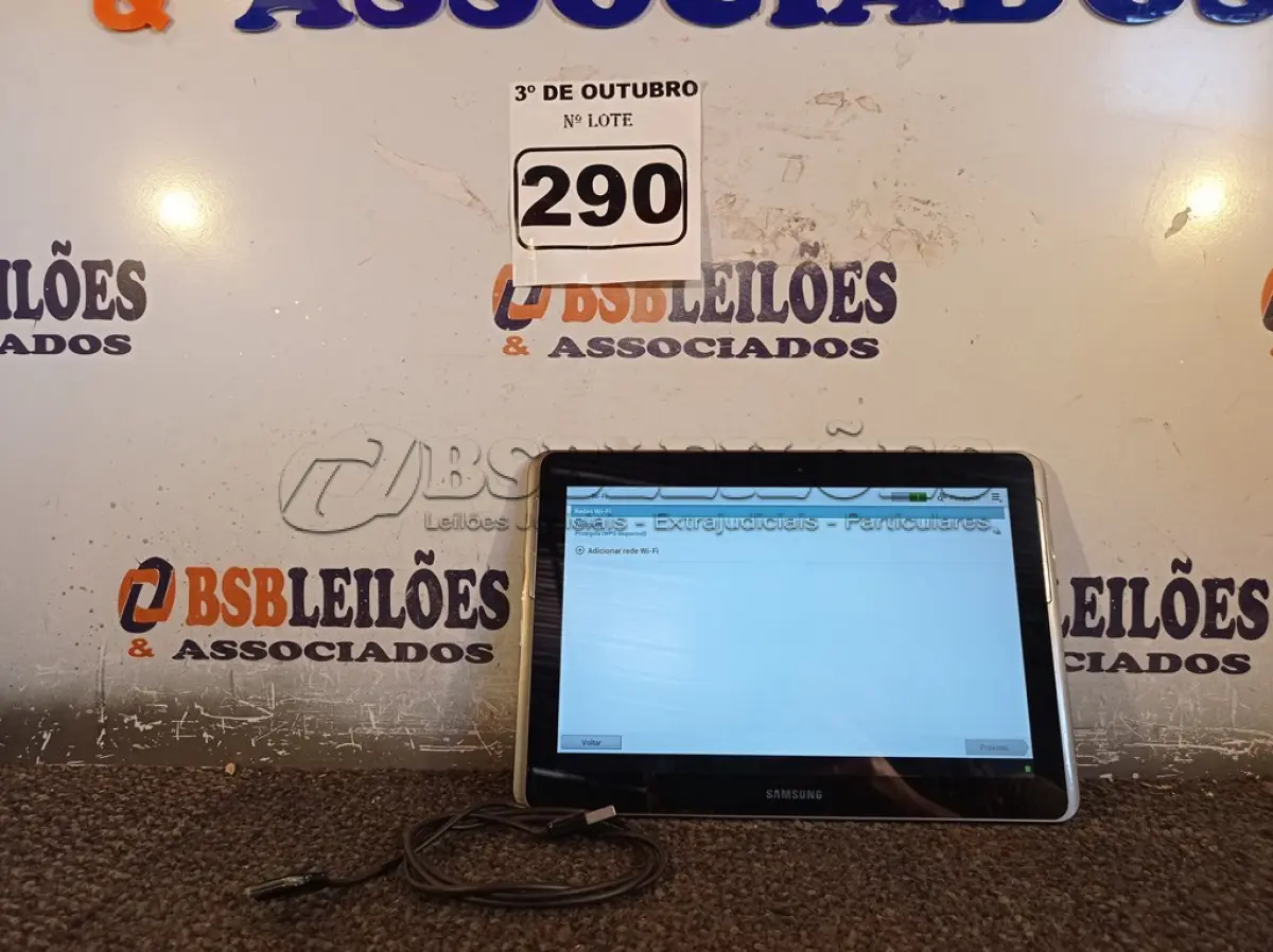 LOTE 290 - 01 TABLET SAMSUNG COM CABO. (NO ESTADO) ATENÇÃO! FAZER A VISITAÇÃO ANTES DE ARREMATAR, NÃO SABEMOS SE FUNCIONA. LEILÃO NÃO TEM GARANTIA E NEM DEVOLUÇÃO, SUJEITO A POSSÍVEIS AVARIAS VISÍVEIS/OCULTAS E/OU AUSÊNCIA DE COMPONENTES.