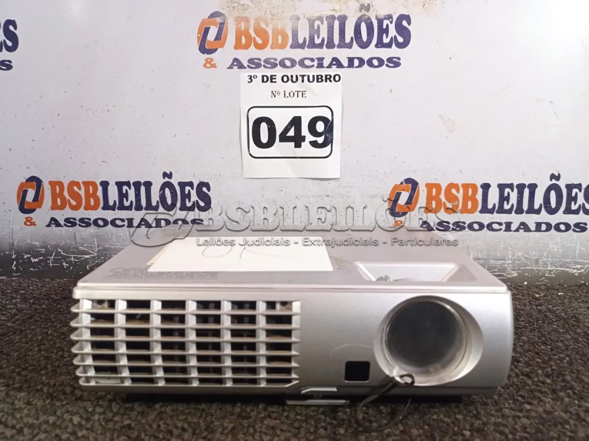 LOTE 049 - 01 PROJETOR MULTIMIDIA MARCA LG. (NO ESTADO) ATENÇÃO! FAZER A VISITAÇÃO ANTES DE ARREMATAR, NÃO SABEMOS SE FUNCIONA. LEILÃO NÃO TEM GARANTIA E NEM DEVOLUÇÃO, SUJEITO A POSSÍVEIS AVARIAS VISÍVEIS/OCULTAS E/OU AUSÊNCIA DE COMPONENTES.