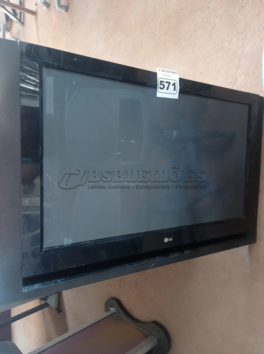 LOTE 571 - 01 TV LG 42” POL PARA RETIRADA DE PEÇAS. (NO ESTADO) ATENÇÃO! FAZER A VISITAÇÃO ANTES DE ARREMATAR, NÃO SABEMOS SE FUNCIONA. LEILÃO NÃO TEM GARANTIA E NEM DEVOLUÇÃO, SUJEITO A POSSÍVEIS AVARIAS VISÍVEIS/OCULTAS E/OU AUSÊNCIA DE COMPONENTES.