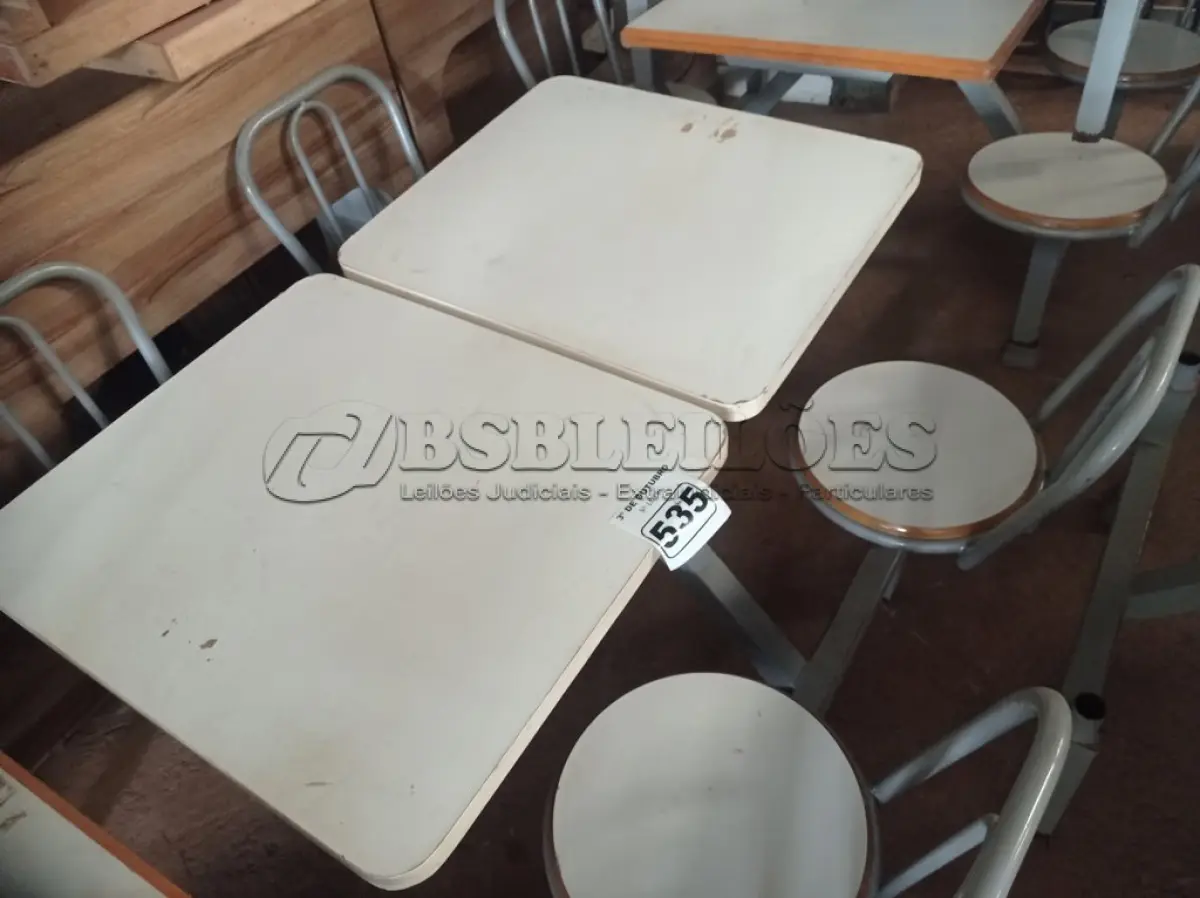 LOTE 535 - 01 MESA PARA LANCHONETE. (NO ESTADO) ATENÇÃO! FAZER A VISITAÇÃO ANTES DE ARREMATAR, NÃO SABEMOS SE FUNCIONA. LEILÃO NÃO TEM GARANTIA E NEM DEVOLUÇÃO, SUJEITO A POSSÍVEIS AVARIAS VISÍVEIS/OCULTAS E/OU AUSÊNCIA DE COMPONENTES.