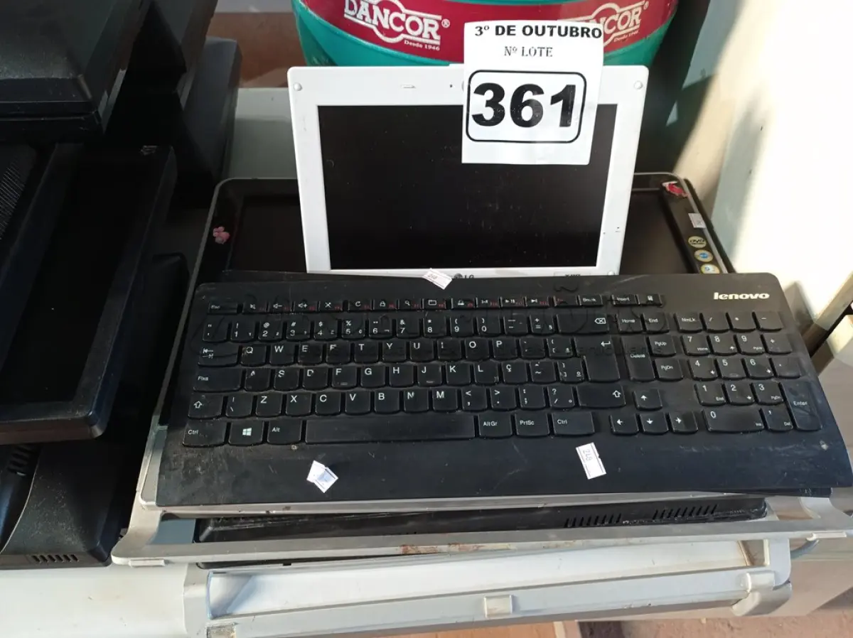 LOTE 361 - 02 COMPUTADORES ALL IN ONE AOC, 02 TECLADOS E 01 NETBOOK MARCA LG. (NO ESTADO) ATENÇÃO! FAZER A VISITAÇÃO ANTES DE ARREMATAR, NÃO SABEMOS SE FUNCIONA. LEILÃO NÃO TEM GARANTIA E NEM DEVOLUÇÃO, SUJEITO A POSSÍVEIS AVARIAS VISÍVEIS/OCULTAS E/OU AUSÊNCIA DE COMPONENTES.
