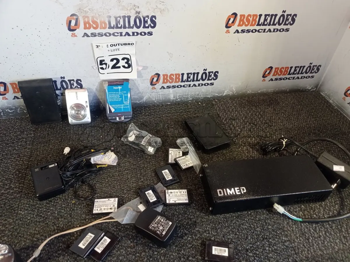 LOTE 523 - 01 BATERIA PARA RELÓGIO DE PONTO VÁRIOS PALM E MÁQUINA FOTOGRÁFICA DIGITAL. (NO ESTADO) ATENÇÃO! FAZER A VISITAÇÃO ANTES DE ARREMATAR, NÃO SABEMOS SE FUNCIONA. LEILÃO NÃO TEM GARANTIA E NEM DEVOLUÇÃO, SUJEITO A POSSÍVEIS AVARIAS VISÍVEIS/OCULTAS E/OU AUSÊNCIA DE COMPONENTES.
