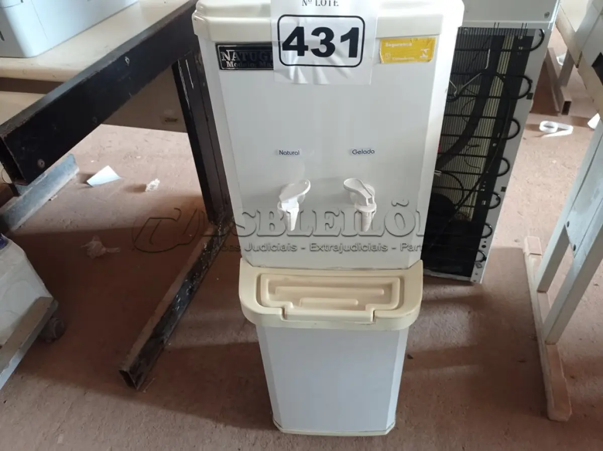 LOTE 431 - 01 BEBEDOURO PARA GARRAFÃO MARCA NATUGEL 220V. (NO ESTADO) ATENÇÃO! FAZER A VISITAÇÃO ANTES DE ARREMATAR, NÃO SABEMOS SE FUNCIONA. LEILÃO NÃO TEM GARANTIA E NEM DEVOLUÇÃO, SUJEITO A POSSÍVEIS AVARIAS VISÍVEIS/OCULTAS E/OU AUSÊNCIA DE COMPONENTES.
