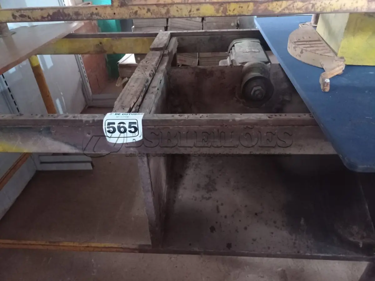 LOTE 565 - 01 SERRA DE BANCADA PARA MARCENARIA. (NO ESTADO) ATENÇÃO! FAZER A VISITAÇÃO ANTES DE ARREMATAR, NÃO SABEMOS SE FUNCIONA. LEILÃO NÃO TEM GARANTIA E NEM DEVOLUÇÃO, SUJEITO A POSSÍVEIS AVARIAS VISÍVEIS/OCULTAS E/OU AUSÊNCIA DE COMPONENTES.