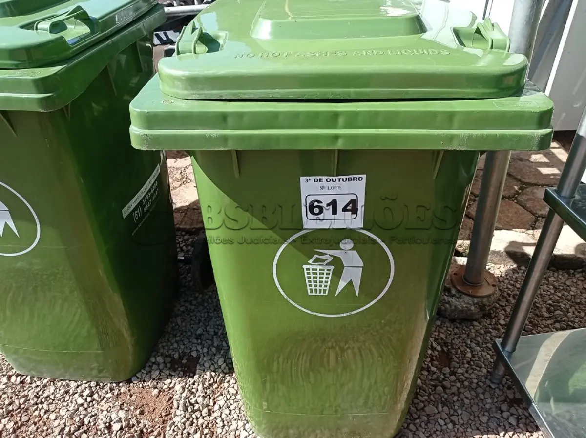 LOTE 614 - 01 CONTAINER HDPE EM-840 240L. (NO ESTADO) ATENÇÃO! FAZER A VISITAÇÃO ANTES DE ARREMATAR, NÃO SABEMOS SE FUNCIONA. LEILÃO NÃO TEM GARANTIA E NEM DEVOLUÇÃO, SUJEITO A POSSÍVEIS AVARIAS VISÍVEIS/OCULTAS E/OU AUSÊNCIA DE COMPONENTES.