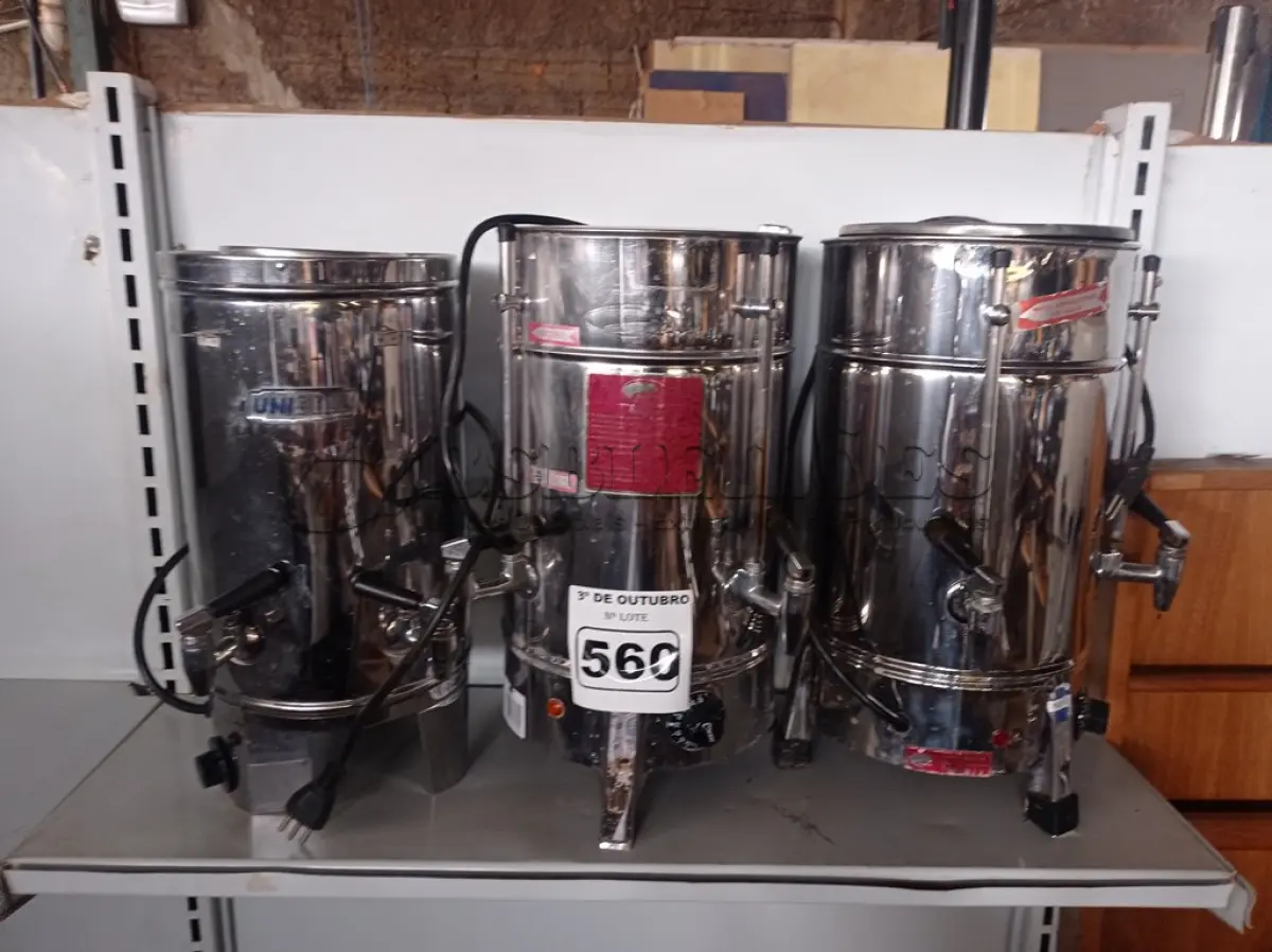 LOTE 560 - 03 CAFETEIRAS EM INOX. (NO ESTADO) ATENÇÃO! FAZER A VISITAÇÃO ANTES DE ARREMATAR, NÃO SABEMOS SE FUNCIONA. LEILÃO NÃO TEM GARANTIA E NEM DEVOLUÇÃO, SUJEITO A POSSÍVEIS AVARIAS VISÍVEIS/OCULTAS E/OU AUSÊNCIA DE COMPONENTES.