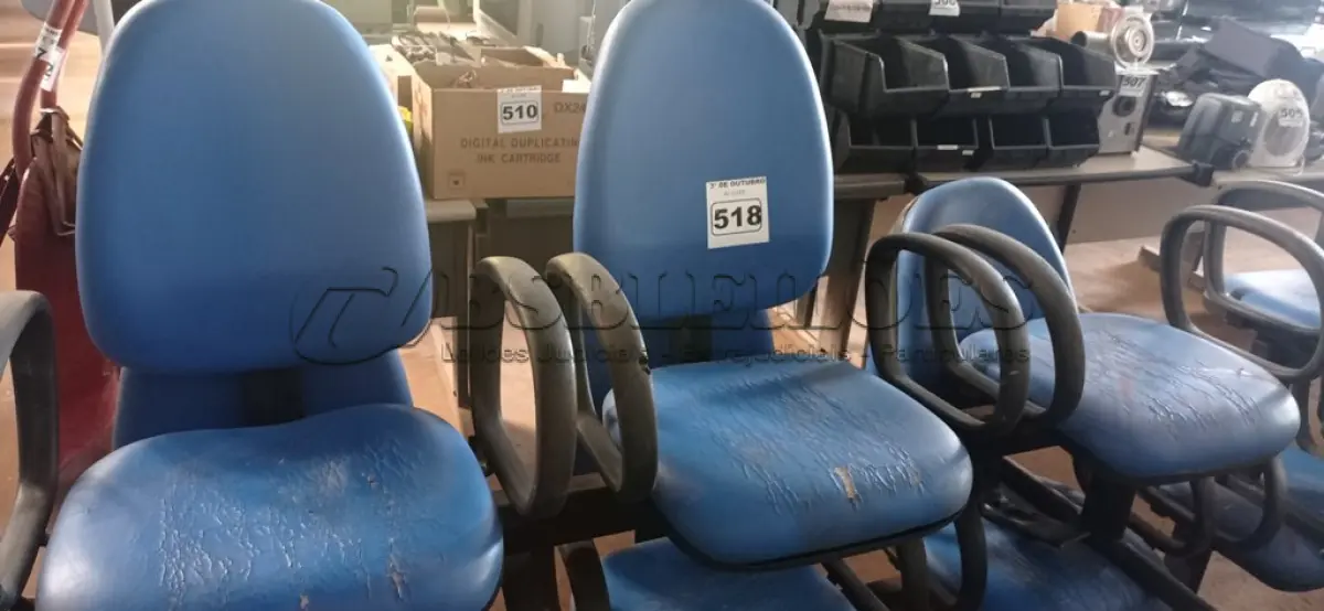 LOTE 518 - 02 LONGARINAS DE 03 LUGARES COM AVARIAS. (NO ESTADO) ATENÇÃO! FAZER A VISITAÇÃO ANTES DE ARREMATAR, NÃO SABEMOS SE FUNCIONA. LEILÃO NÃO TEM GARANTIA E NEM DEVOLUÇÃO, SUJEITO A POSSÍVEIS AVARIAS VISÍVEIS/OCULTAS E/OU AUSÊNCIA DE COMPONENTES.