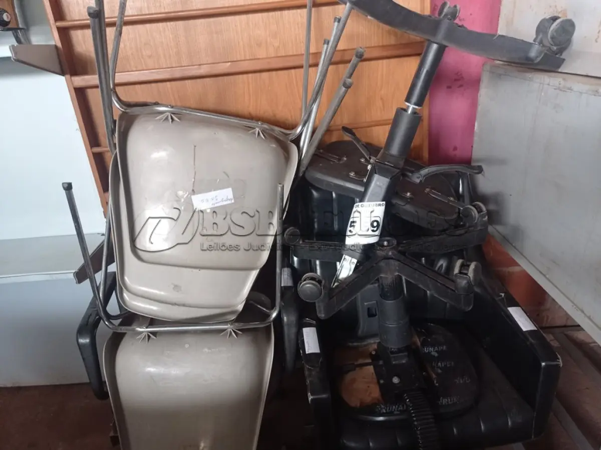 LOTE 559 - 01 PAINEL EM MADEIRA E VÁRIAS CADEIRAS DE ESCRITÓRIO MARCAS E MODELOS DIVERSOS. (NO ESTADO) ATENÇÃO! FAZER A VISITAÇÃO ANTES DE ARREMATAR, NÃO SABEMOS SE FUNCIONA. LEILÃO NÃO TEM GARANTIA E NEM DEVOLUÇÃO, SUJEITO A POSSÍVEIS AVARIAS VISÍVEIS/OCULTAS E/OU AUSÊNCIA DE COMPONENTES.