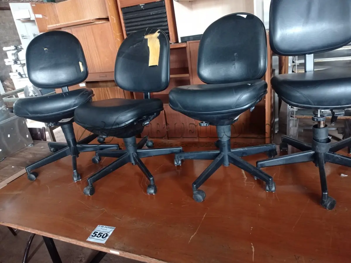 LOTE 550 - 01 MESA DE REUNIÃO COM BASE DE FERRO FUNDIDO E 04 CADEIRAS DE ESCRITÓRIO COM BASE GIRATÓRIA. (NO ESTADO) ATENÇÃO! FAZER A VISITAÇÃO ANTES DE ARREMATAR, NÃO SABEMOS SE FUNCIONA. LEILÃO NÃO TEM GARANTIA E NEM DEVOLUÇÃO, SUJEITO A POSSÍVEIS AVARIAS VISÍVEIS/OCULTAS E/OU AUSÊNCIA DE COMPONENTES.