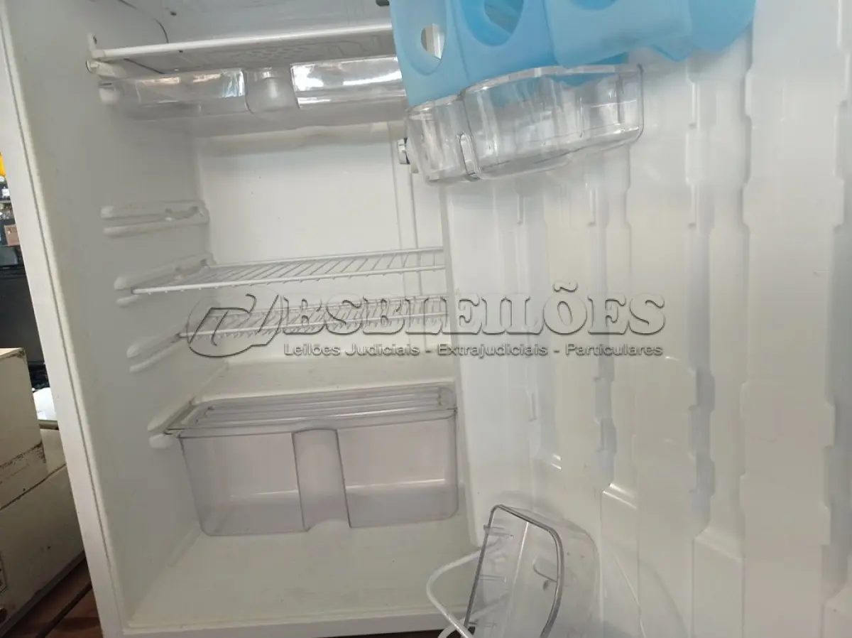 LOTE 483 - 01 FRIGOBAR MARCA CÔNSUL 220V. (NO ESTADO) ATENÇÃO! FAZER A VISITAÇÃO ANTES DE ARREMATAR, NÃO SABEMOS SE FUNCIONA. LEILÃO NÃO TEM GARANTIA E NEM DEVOLUÇÃO, SUJEITO A POSSÍVEIS AVARIAS VISÍVEIS/OCULTAS E/OU AUSÊNCIA DE COMPONENTES.