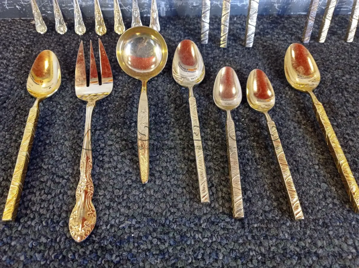 LOTE 416 - 22 PEÇAS DE TALHERES DIVERSOS EM METAL. (NO ESTADO) ATENÇÃO! FAZER A VISITAÇÃO ANTES DE ARREMATAR, NÃO SABEMOS SE FUNCIONA. LEILÃO NÃO TEM GARANTIA E NEM DEVOLUÇÃO, SUJEITO A POSSÍVEIS AVARIAS VISÍVEIS/OCULTAS E/OU AUSÊNCIA DE COMPONENTES.