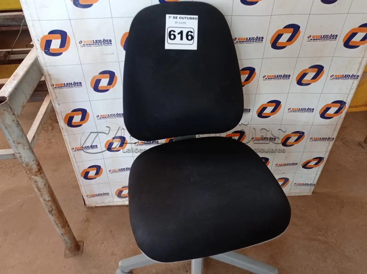 LOTE 616 - 01 CADEIRA DE ESCRITÓRIO COM BASE GIRATÓRIA. (NO ESTADO) ATENÇÃO! FAZER A VISITAÇÃO ANTES DE ARREMATAR, NÃO SABEMOS SE FUNCIONA. LEILÃO NÃO TEM GARANTIA E NEM DEVOLUÇÃO, SUJEITO A POSSÍVEIS AVARIAS VISÍVEIS/OCULTAS E/OU AUSÊNCIA DE COMPONENTES.