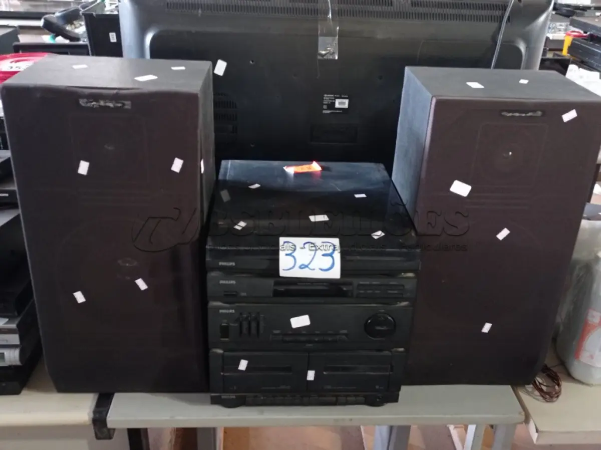 LOTE 323 - 01 APARELHO DE SOM 3X1 PHILIPS SENDO RADIO/CASSETE/TOCA DISCOS. (NO ESTADO) ATENÇÃO! FAZER A VISITAÇÃO ANTES DE ARREMATAR, NÃO SABEMOS SE FUNCIONA. LEILÃO NÃO TEM GARANTIA E NEM DEVOLUÇÃO, SUJEITO A POSSÍVEIS AVARIAS VISÍVEIS/OCULTAS E/OU AUSÊNCIA DE COMPONENTES.