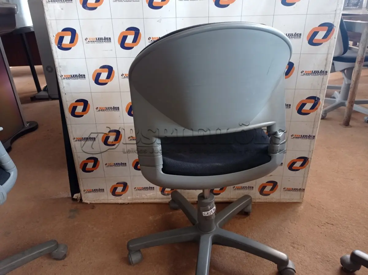 LOTE 585 - 01 CADEIRA DE ESCRITÓRIO COM BASE GIRATÓRIA. (NO ESTADO) ATENÇÃO! FAZER A VISITAÇÃO ANTES DE ARREMATAR, NÃO SABEMOS SE FUNCIONA. LEILÃO NÃO TEM GARANTIA E NEM DEVOLUÇÃO, SUJEITO A POSSÍVEIS AVARIAS VISÍVEIS/OCULTAS E/OU AUSÊNCIA DE COMPONENTES.