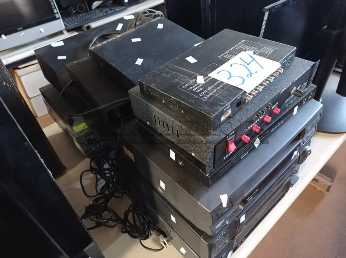 LOTE 324 - 07 APARELHOS DE DVD, 01 TOCA CD, 03 VIDEOCASSETES E 02 APARELHOS DE ÁUDIO E VÍDEO. (NO ESTADO) ATENÇÃO! FAZER A VISITAÇÃO ANTES DE ARREMATAR, NÃO SABEMOS SE FUNCIONA. LEILÃO NÃO TEM GARANTIA E NEM DEVOLUÇÃO, SUJEITO A POSSÍVEIS AVARIAS VISÍVEIS/OCULTAS E/OU AUSÊNCIA DE COMPONENTES.