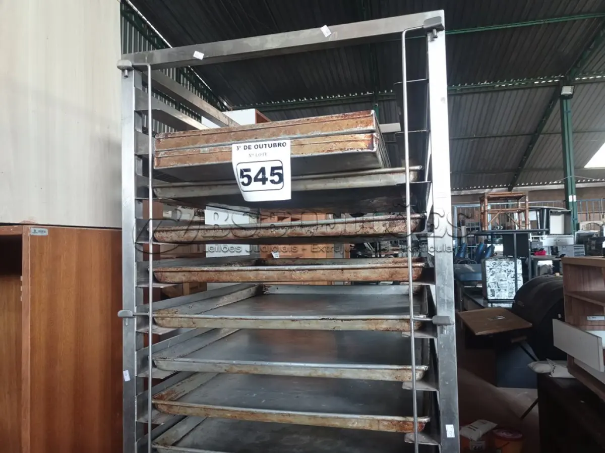 LOTE 545 - 01 CARRINHO PORTA BANDEJAS EM INOX COM 13 BANDEJAS AVULSAS. (NO ESTADO) ATENÇÃO! FAZER A VISITAÇÃO ANTES DE ARREMATAR, NÃO SABEMOS SE FUNCIONA. LEILÃO NÃO TEM GARANTIA E NEM DEVOLUÇÃO, SUJEITO A POSSÍVEIS AVARIAS VISÍVEIS/OCULTAS E/OU AUSÊNCIA DE COMPONENTES.
