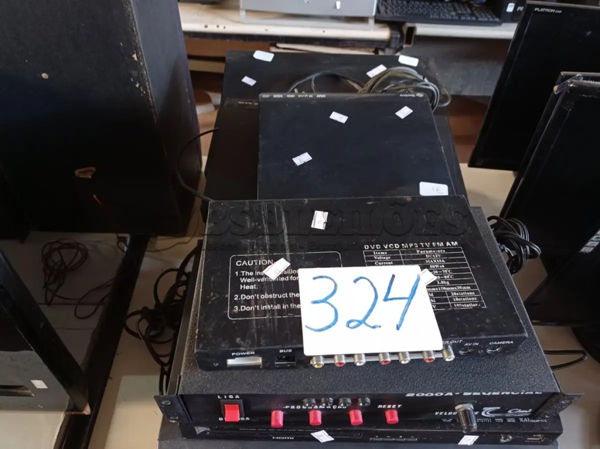 LOTE 324 - 07 APARELHOS DE DVD, 01 TOCA CD, 03 VIDEOCASSETES E 02 APARELHOS DE ÁUDIO E VÍDEO. (NO ESTADO) ATENÇÃO! FAZER A VISITAÇÃO ANTES DE ARREMATAR, NÃO SABEMOS SE FUNCIONA. LEILÃO NÃO TEM GARANTIA E NEM DEVOLUÇÃO, SUJEITO A POSSÍVEIS AVARIAS VISÍVEIS/OCULTAS E/OU AUSÊNCIA DE COMPONENTES.