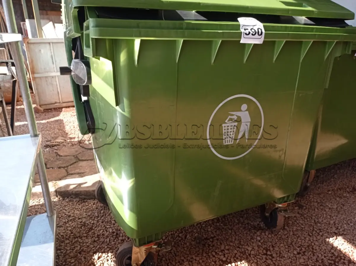 LOTE 590 - 01 CONTAINER HDPE EM-840 1200L. (NO ESTADO) ATENÇÃO! FAZER A VISITAÇÃO ANTES DE ARREMATAR, NÃO SABEMOS SE FUNCIONA. LEILÃO NÃO TEM GARANTIA E NEM DEVOLUÇÃO, SUJEITO A POSSÍVEIS AVARIAS VISÍVEIS/OCULTAS E/OU AUSÊNCIA DE COMPONENTES.
