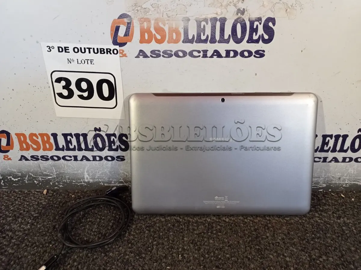 LOTE 390 - 01 TABLET SAMSUNG COM CABO. (NO ESTADO) ATENÇÃO! FAZER A VISITAÇÃO ANTES DE ARREMATAR, NÃO SABEMOS SE FUNCIONA. LEILÃO NÃO TEM GARANTIA E NEM DEVOLUÇÃO, SUJEITO A POSSÍVEIS AVARIAS VISÍVEIS/OCULTAS E/OU AUSÊNCIA DE COMPONENTES.