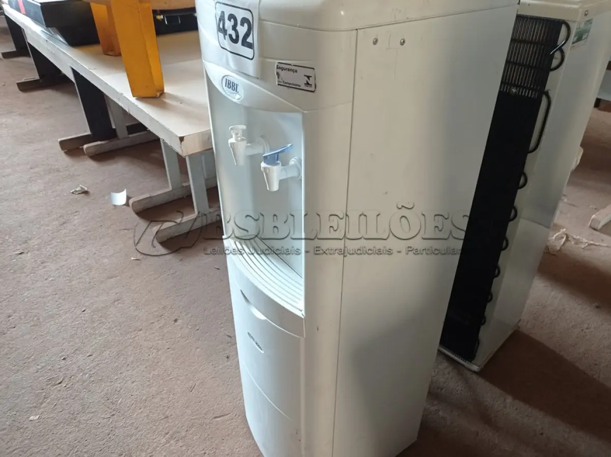 LOTE 432 - 01 BEBEDOURO PARA GARRAFÃO MARCA IBBL 220V. (NO ESTADO) ATENÇÃO! FAZER A VISITAÇÃO ANTES DE ARREMATAR, NÃO SABEMOS SE FUNCIONA. LEILÃO NÃO TEM GARANTIA E NEM DEVOLUÇÃO, SUJEITO A POSSÍVEIS AVARIAS VISÍVEIS/OCULTAS E/OU AUSÊNCIA DE COMPONENTES.