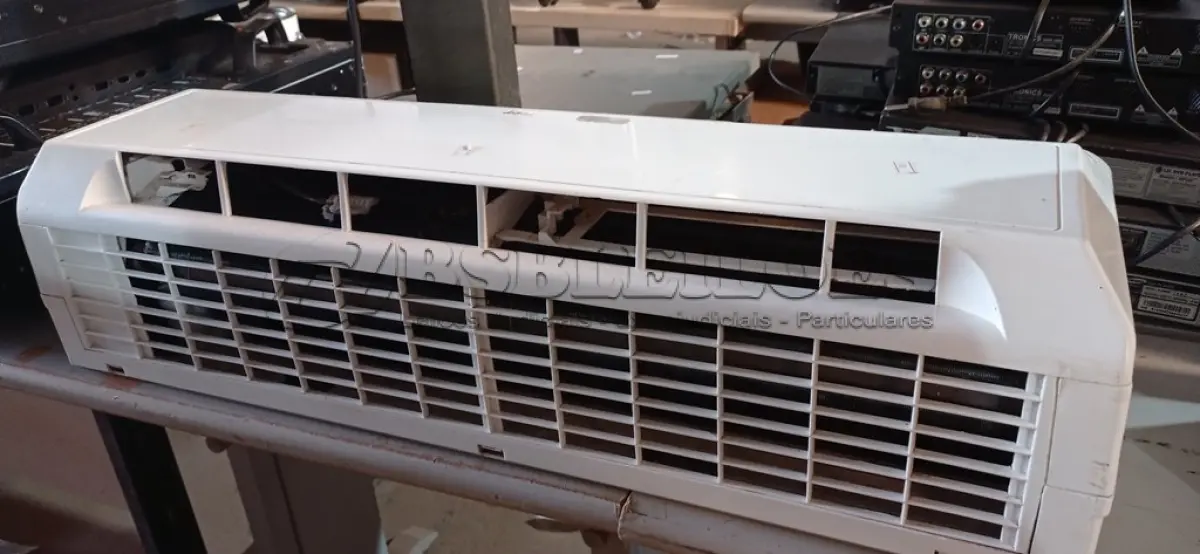 LOTE 394 - 01 EVAPORADORA MARCA CARRIER 12000BTU. (NO ESTADO) ATENÇÃO! FAZER A VISITAÇÃO ANTES DE ARREMATAR, NÃO SABEMOS SE FUNCIONA. LEILÃO NÃO TEM GARANTIA E NEM DEVOLUÇÃO, SUJEITO A POSSÍVEIS AVARIAS VISÍVEIS/OCULTAS E/OU AUSÊNCIA DE COMPONENTES.
