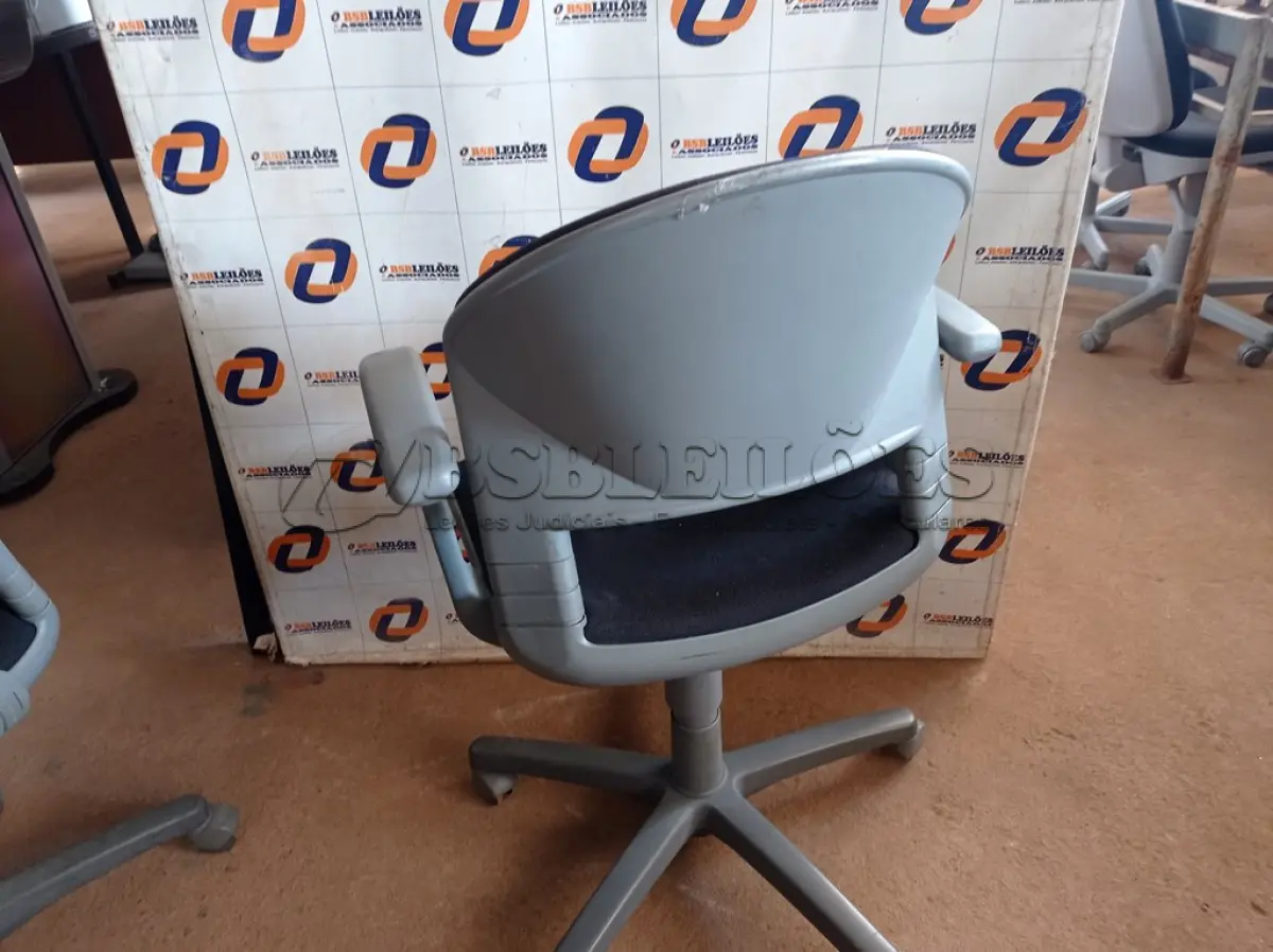 LOTE 586 - 01 CADEIRA DE ESCRITÓRIO COM BASE GIRATÓRIA. (NO ESTADO) ATENÇÃO! FAZER A VISITAÇÃO ANTES DE ARREMATAR, NÃO SABEMOS SE FUNCIONA. LEILÃO NÃO TEM GARANTIA E NEM DEVOLUÇÃO, SUJEITO A POSSÍVEIS AVARIAS VISÍVEIS/OCULTAS E/OU AUSÊNCIA DE COMPONENTES.