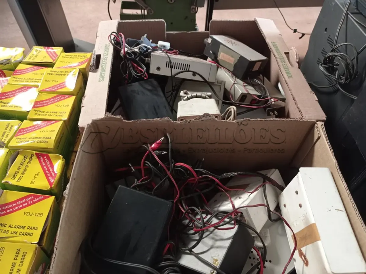LOTE 510 - 01 LOTE COM APARELHOS ELETRÔNICOS DIVERSOS. (NO ESTADO) ATENÇÃO! FAZER A VISITAÇÃO ANTES DE ARREMATAR, NÃO SABEMOS SE FUNCIONA. LEILÃO NÃO TEM GARANTIA E NEM DEVOLUÇÃO, SUJEITO A POSSÍVEIS AVARIAS VISÍVEIS/OCULTAS E/OU AUSÊNCIA DE COMPONENTES.