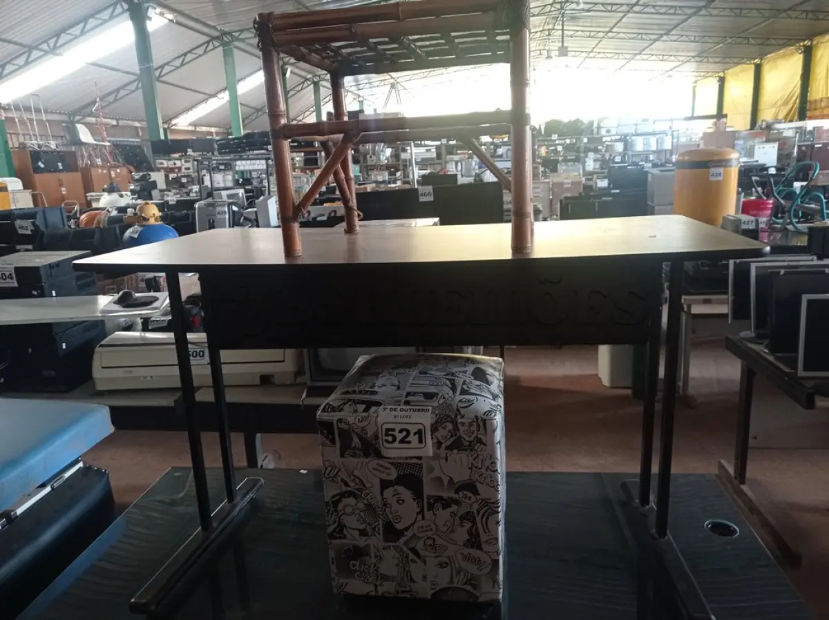 LOTE 521 - 02 MESAS DE ESCRITÓRIO, 01 PUFF E 01 MESA DE CENTRO EM BAMBU. (NO ESTADO) ATENÇÃO! FAZER A VISITAÇÃO ANTES DE ARREMATAR, NÃO SABEMOS SE FUNCIONA. LEILÃO NÃO TEM GARANTIA E NEM DEVOLUÇÃO, SUJEITO A POSSÍVEIS AVARIAS VISÍVEIS/OCULTAS E/OU AUSÊNCIA DE COMPONENTES.