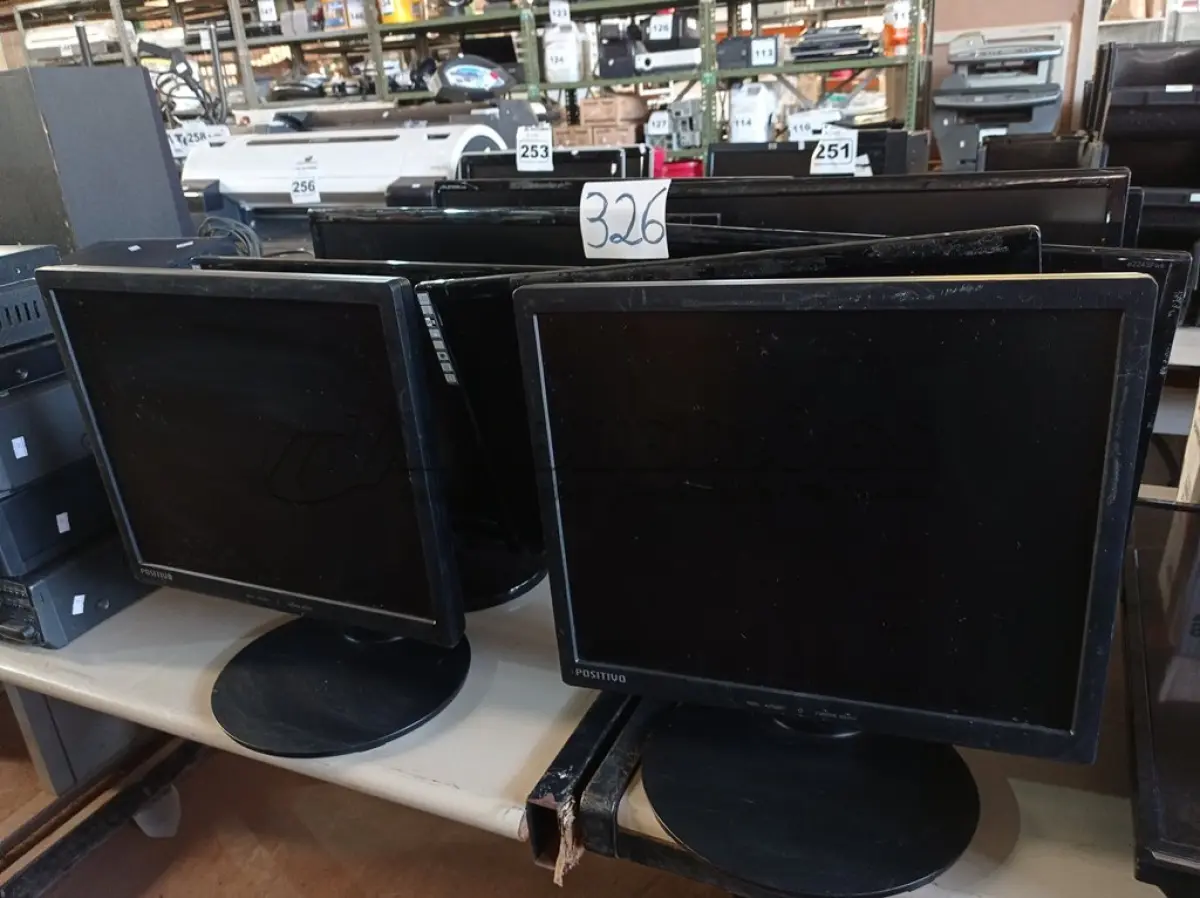 LOTE 326 - 10 MONITORES MARCAS E MODELOS DIVERSOS PARA RETIRADA DE PEÇAS. (NO ESTADO) ATENÇÃO! FAZER A VISITAÇÃO ANTES DE ARREMATAR, NÃO SABEMOS SE FUNCIONA. LEILÃO NÃO TEM GARANTIA E NEM DEVOLUÇÃO, SUJEITO A POSSÍVEIS AVARIAS VISÍVEIS/OCULTAS E/OU AUSÊNCIA DE COMPONENTES.