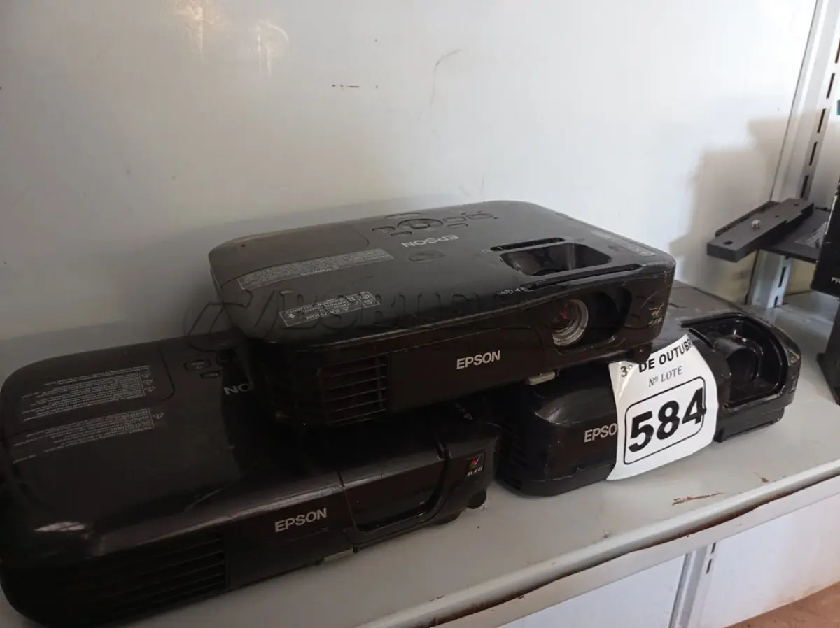LOTE 584 - 03 PROJETORES MULTIMIDIA MARCAS EPSON. (NO ESTADO) ATENÇÃO! FAZER A VISITAÇÃO ANTES DE ARREMATAR, NÃO SABEMOS SE FUNCIONA. LEILÃO NÃO TEM GARANTIA E NEM DEVOLUÇÃO, SUJEITO A POSSÍVEIS AVARIAS VISÍVEIS/OCULTAS E/OU AUSÊNCIA DE COMPONENTES.