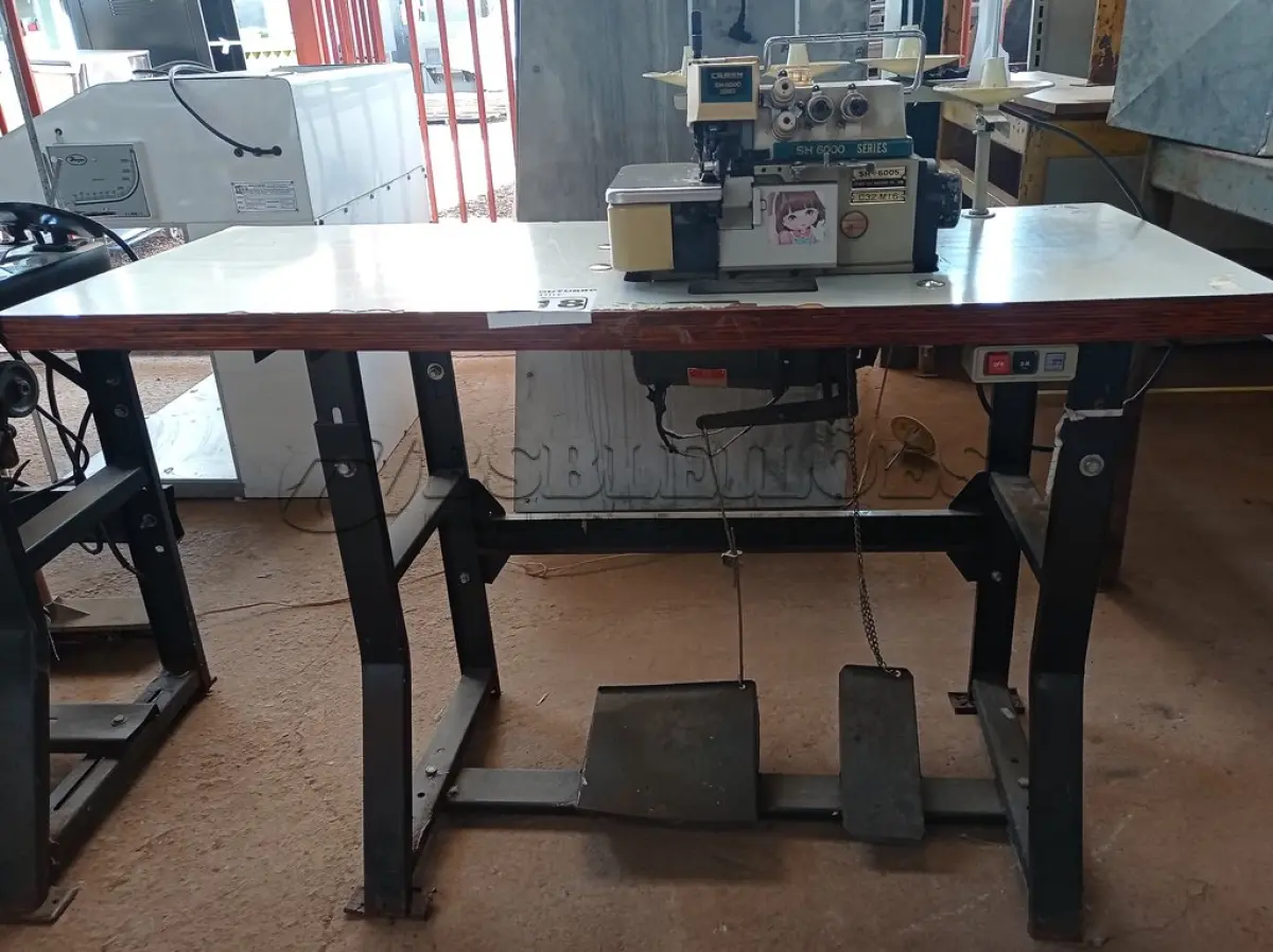 LOTE 618 - 01 MÁQUINA DE COSTURA CROWN. (NO ESTADO) ATENÇÃO! FAZER A VISITAÇÃO ANTES DE ARREMATAR, NÃO SABEMOS SE FUNCIONA. LEILÃO NÃO TEM GARANTIA E NEM DEVOLUÇÃO, SUJEITO A POSSÍVEIS AVARIAS VISÍVEIS/OCULTAS E/OU AUSÊNCIA DE COMPONENTES.