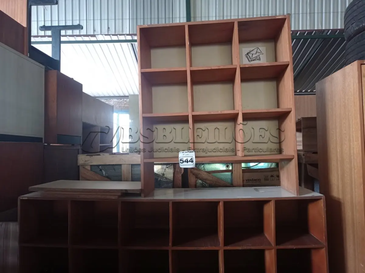 LOTE 544 - 02 ESCANINHOS EM MADEIRA. (NO ESTADO) ATENÇÃO! FAZER A VISITAÇÃO ANTES DE ARREMATAR, NÃO SABEMOS SE FUNCIONA. LEILÃO NÃO TEM GARANTIA E NEM DEVOLUÇÃO, SUJEITO A POSSÍVEIS AVARIAS VISÍVEIS/OCULTAS E/OU AUSÊNCIA DE COMPONENTES.