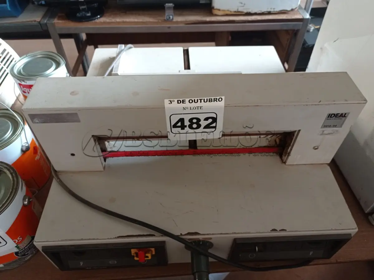 LOTE 482 - 01 GUILHOTINA DE MESA ELÉTRICA. (NO ESTADO) ATENÇÃO! FAZER A VISITAÇÃO ANTES DE ARREMATAR, NÃO SABEMOS SE FUNCIONA. LEILÃO NÃO TEM GARANTIA E NEM DEVOLUÇÃO, SUJEITO A POSSÍVEIS AVARIAS VISÍVEIS/OCULTAS E/OU AUSÊNCIA DE COMPONENTES.