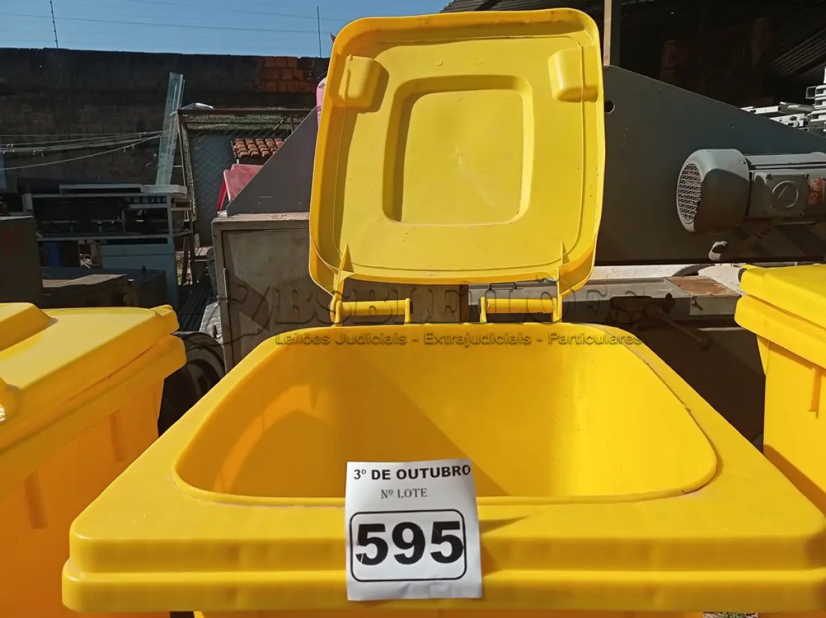 LOTE 595 - 01 CONTAINER HDPE EM-840 240L. (NO ESTADO) ATENÇÃO! FAZER A VISITAÇÃO ANTES DE ARREMATAR, NÃO SABEMOS SE FUNCIONA. LEILÃO NÃO TEM GARANTIA E NEM DEVOLUÇÃO, SUJEITO A POSSÍVEIS AVARIAS VISÍVEIS/OCULTAS E/OU AUSÊNCIA DE COMPONENTES.
