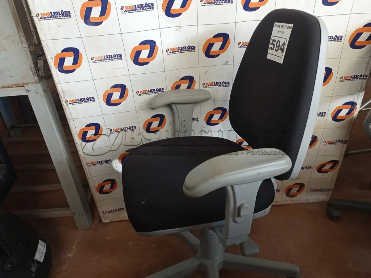 LOTE 594 - 01 CADEIRA DE ESCRITÓRIO COM BASE GIRATÓRIA. (NO ESTADO) ATENÇÃO! FAZER A VISITAÇÃO ANTES DE ARREMATAR, NÃO SABEMOS SE FUNCIONA. LEILÃO NÃO TEM GARANTIA E NEM DEVOLUÇÃO, SUJEITO A POSSÍVEIS AVARIAS VISÍVEIS/OCULTAS E/OU AUSÊNCIA DE COMPONENTES.