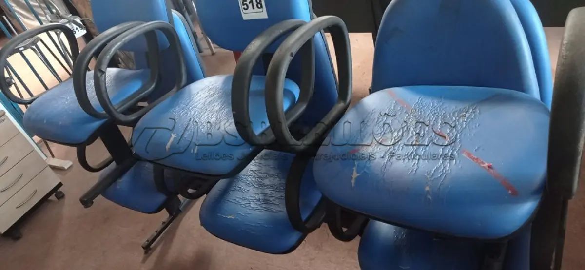 LOTE 518 - 02 LONGARINAS DE 03 LUGARES COM AVARIAS. (NO ESTADO) ATENÇÃO! FAZER A VISITAÇÃO ANTES DE ARREMATAR, NÃO SABEMOS SE FUNCIONA. LEILÃO NÃO TEM GARANTIA E NEM DEVOLUÇÃO, SUJEITO A POSSÍVEIS AVARIAS VISÍVEIS/OCULTAS E/OU AUSÊNCIA DE COMPONENTES.