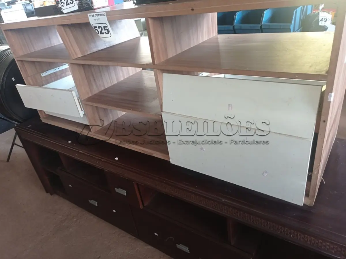 LOTE 525 - 02 RACKS EM MADEIRA. (NO ESTADO) ATENÇÃO! FAZER A VISITAÇÃO ANTES DE ARREMATAR, NÃO SABEMOS SE FUNCIONA. LEILÃO NÃO TEM GARANTIA E NEM DEVOLUÇÃO, SUJEITO A POSSÍVEIS AVARIAS VISÍVEIS/OCULTAS E/OU AUSÊNCIA DE COMPONENTES.