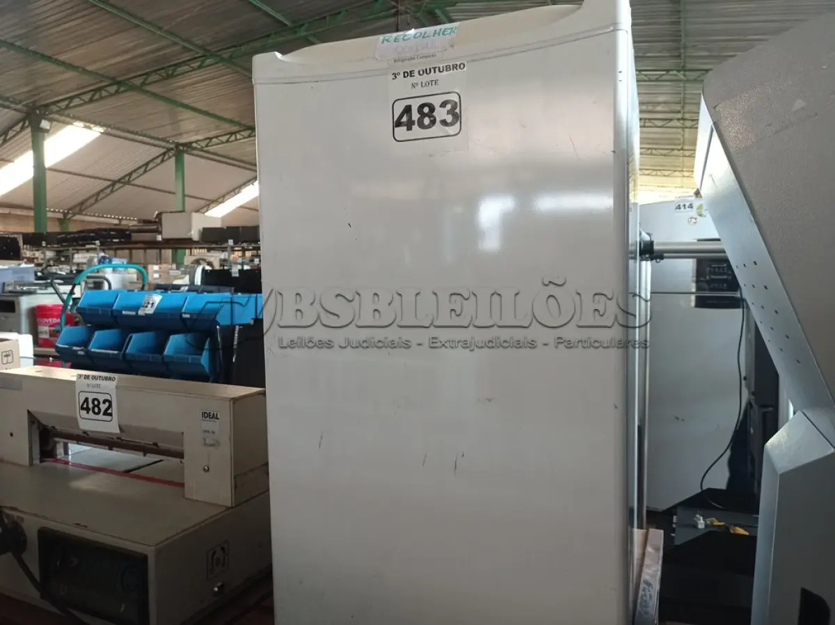 LOTE 483 - 01 FRIGOBAR MARCA CÔNSUL 220V. (NO ESTADO) ATENÇÃO! FAZER A VISITAÇÃO ANTES DE ARREMATAR, NÃO SABEMOS SE FUNCIONA. LEILÃO NÃO TEM GARANTIA E NEM DEVOLUÇÃO, SUJEITO A POSSÍVEIS AVARIAS VISÍVEIS/OCULTAS E/OU AUSÊNCIA DE COMPONENTES.