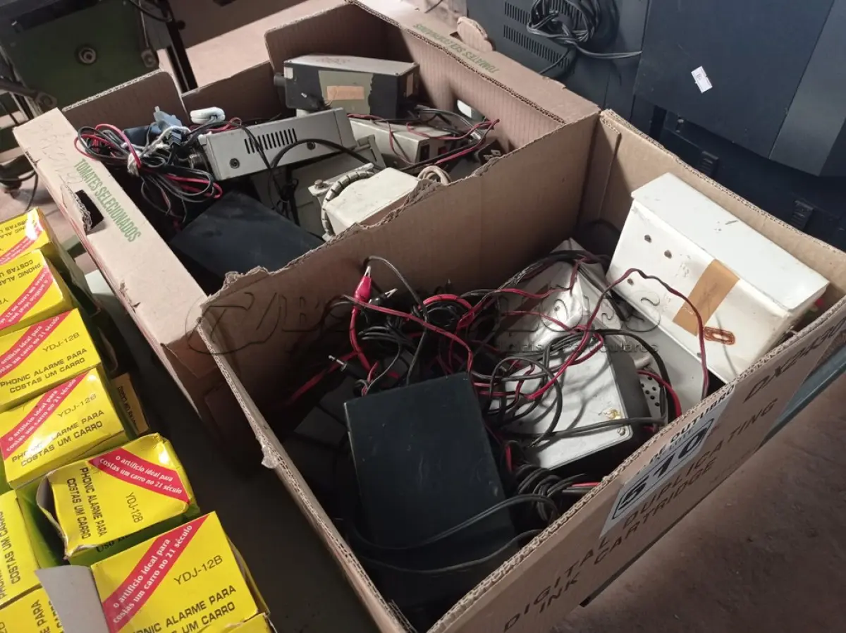 LOTE 510 - 01 LOTE COM APARELHOS ELETRÔNICOS DIVERSOS. (NO ESTADO) ATENÇÃO! FAZER A VISITAÇÃO ANTES DE ARREMATAR, NÃO SABEMOS SE FUNCIONA. LEILÃO NÃO TEM GARANTIA E NEM DEVOLUÇÃO, SUJEITO A POSSÍVEIS AVARIAS VISÍVEIS/OCULTAS E/OU AUSÊNCIA DE COMPONENTES.