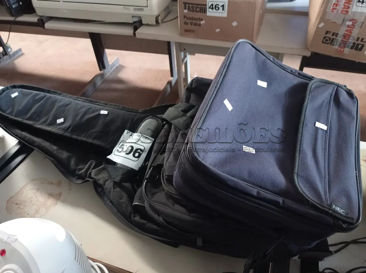 LOTE 506 - 01 BOLSA PARA VIOLÃO, 02 BOLSAS PARA NOTEBOOK E 02 BOLSAS PARA PROJETOR MULTIMIDIA. (NO ESTADO) ATENÇÃO! FAZER A VISITAÇÃO ANTES DE ARREMATAR, NÃO SABEMOS SE FUNCIONA. LEILÃO NÃO TEM GARANTIA E NEM DEVOLUÇÃO, SUJEITO A POSSÍVEIS AVARIAS VISÍVEIS/OCULTAS E/OU AUSÊNCIA DE COMPONENTES.