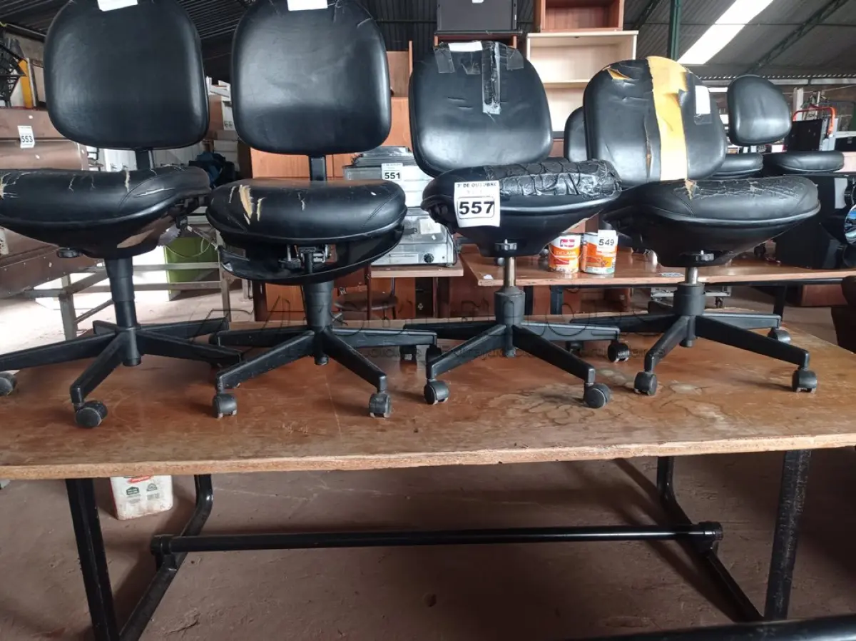 LOTE 557 - 01 MESA DE REUNIÃO COM BASE DE FERRO FUNDIDO E 04 CADEIRAS DE ESCRITÓRIO COM BASE GIRATÓRIA. (NO ESTADO) ATENÇÃO! FAZER A VISITAÇÃO ANTES DE ARREMATAR, NÃO SABEMOS SE FUNCIONA. LEILÃO NÃO TEM GARANTIA E NEM DEVOLUÇÃO, SUJEITO A POSSÍVEIS AVARIAS VISÍVEIS/OCULTAS E/OU AUSÊNCIA DE COMPONENTES.